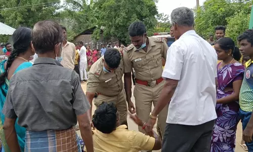 ஊராட்சி மன்ற தலைவர், மனைவியுடன் தீக்குளிக்க முயற்சி ஊராட்சி மன்ற தலைவர், மனைவியுடன் தீக்குளிக்க முயற்சி