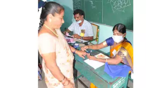 மழையால் வெறிச்சோடிய வாக்குச்சாவடிகள்