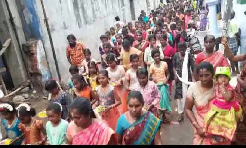 பெண்கள் பூந்தட்டு ஊர்வலம் பெண்கள் பூந்தட்டு ஊர்வலம்