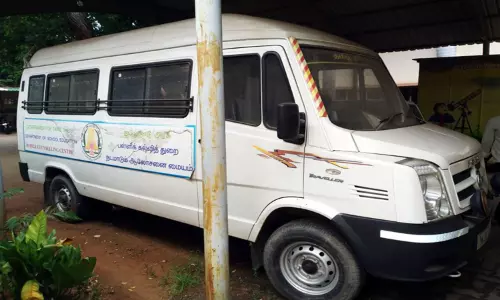 ஈரோடு மாவட்ட கல்வி அலுவலகத்தில் கேட்பாரின்றி கிடக்கும் நடமாடும் ஆலோசனை மைய வாகனம்- செயல்பாட்டுக்கு கொண்டு வரப்படுமா? ஈரோடு மாவட்ட கல்வி அலுவலகத்தில் கேட்பாரின்றி கிடக்கும் நடமாடும் ஆலோசனை மைய வாகனம்- செயல்பாட்டுக்கு கொண்டு வரப்படுமா?