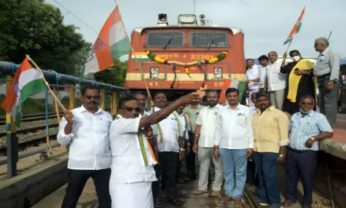 கொரோனாவால் 2 ஆண்டுகள் நிறுத்தப்பட்ட ஈரோடு-திருச்சி பயணிகள் ரெயில் மீண்டும் இயக்கம்; காங்கிரஸ் கட்சியினர் இனிப்பு வழங்கி கொண்டாட்டம் கொரோனாவால் 2 ஆண்டுகள் நிறுத்தப்பட்ட ஈரோடு-திருச்சி பயணிகள் ரெயில் மீண்டும் இயக்கம்; காங்கிரஸ் கட்சியினர் இனிப்பு வழங்கி கொண்டாட்டம்