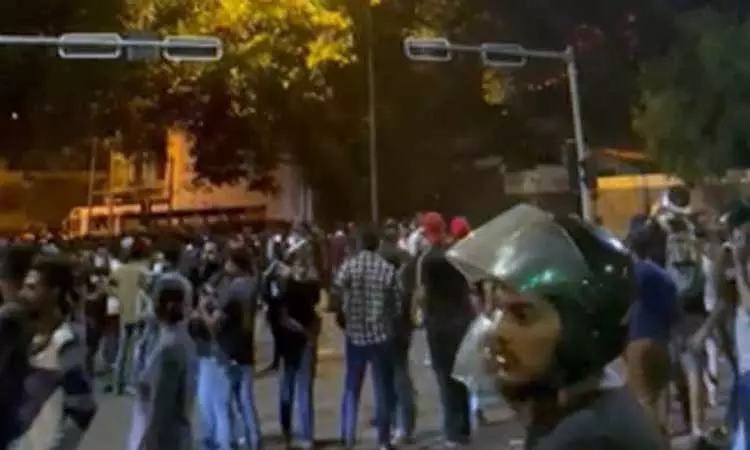 லைவ் அப்டேட்ஸ்; கொந்தளிக்கும் இலங்கை; பிரதமர் ரணில் விக்ரமசிங்கே வீட்டிற்கு போராட்டக்காரர்கள் தீவைப்பு லைவ் அப்டேட்ஸ்; கொந்தளிக்கும் இலங்கை; பிரதமர் ரணில் விக்ரமசிங்கே வீட்டிற்கு போராட்டக்காரர்கள் தீவைப்பு