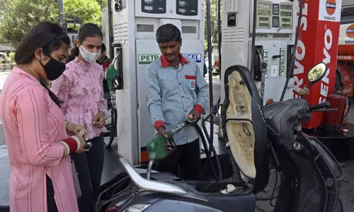 சென்னையில் 50-வது நாளாக ஒரே விலையில் நீடிக்கும் பெட்ரோல், டீசல்...! சென்னையில் 50-வது நாளாக ஒரே விலையில் நீடிக்கும் பெட்ரோல், டீசல்...!