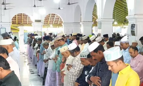 பக்ரீத் பண்டிகையை முன்னிட்டு நாகூர் தர்காவில் சிறப்பு தொழுகை பக்ரீத் பண்டிகையை முன்னிட்டு நாகூர் தர்காவில் சிறப்பு தொழுகை