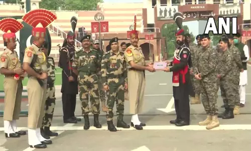 பக்ரீத் பண்டிகை: வாகா எல்லையில் இந்தியா - பாகிஸ்தான் இனிப்பு பரிமாற்றம் பக்ரீத் பண்டிகை: வாகா எல்லையில் இந்தியா - பாகிஸ்தான் இனிப்பு பரிமாற்றம்