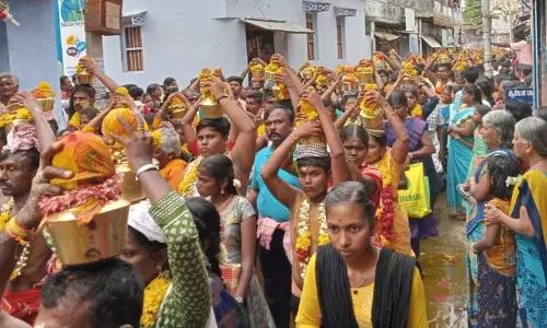 முக்கூடல் முத்துமாலை அம்மன் கோவில் 8-ம் நாள் திருவிழா - ஆயிரக்கணக்கான பக்தர்கள் பால்குட ஊர்வலம்