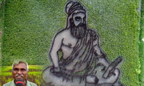 இயற்கை விவசாயத்தை ஊக்குவிக்க திருவள்ளுவர் உருவத்தில் நாற்று நடவு - தஞ்சை விவசாயிக்கு குவியும் பாராட்டு...!