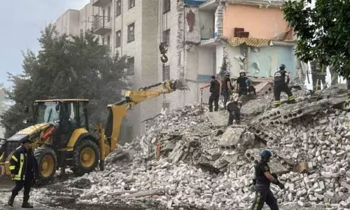 உக்ரைனில் அடுக்குமாடி குடியிருப்பு மீது ரஷியா ஏவுகணைத் தாக்குதல் - 10 பேர் உயிரிழப்பு