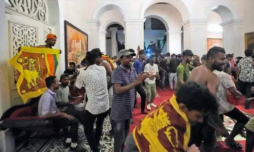 இலங்கை அதிபர் மாளிகையின் ரகசிய அறையில் கட்டுக்கட்டாக பணம் இலங்கை அதிபர் மாளிகையின் ரகசிய அறையில் கட்டுக்கட்டாக பணம்