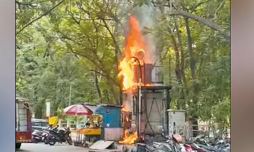 அண்ணா நகரில் டிரான்ஸ்பார்மர் தீப்பிடித்து எரிந்ததால் பரபரப்பு