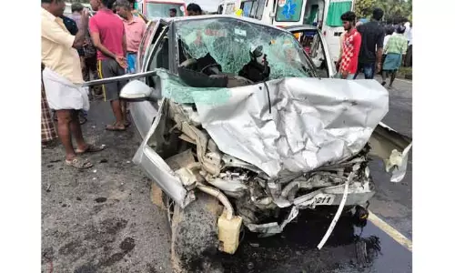 கார்கள் நேருக்கு நேர் மோதியதில் முதியவர் பலி; 11 பேர் படுகாயம் கார்கள் நேருக்கு நேர் மோதியதில் முதியவர் பலி; 11 பேர் படுகாயம்