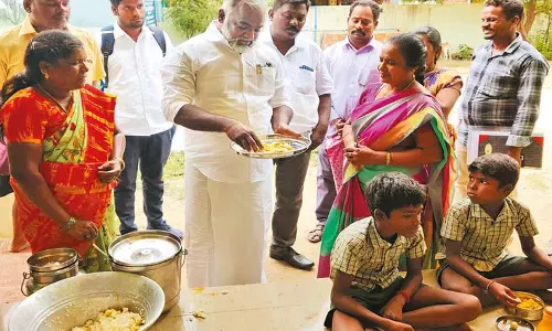 அரசு பள்ளியில் பொன்னேரி எம்.எல்.ஏ. ஆய்வு