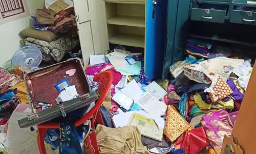 விழுப்புரத்தில் மின்வாரிய ஊழியர் வீட்டில் ரூ.3½ லட்சம் நகை கொள்ளை