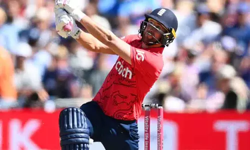 இந்தியாவுக்கு எதிரான கடைசி டி20 போட்டி : இங்கிலாந்து அணி 215 ரன்கள் குவிப்பு