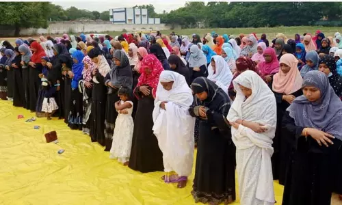 முஸ்லிம்கள் பக்ரீத் பண்டிகை கொண்டாட்டம்   பள்ளிவாசல்களில் சிறப்பு தொழுகை நடத்தினர்