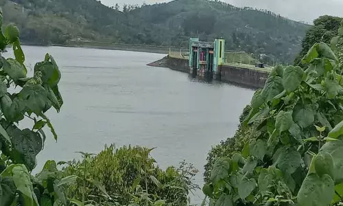 சோலையாறு அணை முழு கொள்ளளவை எட்டியது சோலையாறு அணை முழு கொள்ளளவை எட்டியது