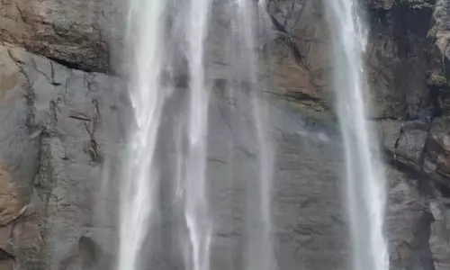 ஆகாயகங்கை நீர்வீழ்ச்சியில் ஆனந்த குளியல் ஆகாயகங்கை நீர்வீழ்ச்சியில் ஆனந்த குளியல்