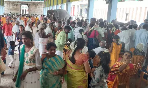 திருக்கடையூர் அமிர்தகடேஸ்வரர் கோவிலில் பக்தர்கள் கூட்டம் அலைமோதியது திருக்கடையூர் அமிர்தகடேஸ்வரர் கோவிலில் பக்தர்கள் கூட்டம் அலைமோதியது