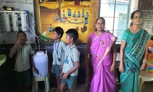 அரசு பள்ளிக்கு குடிநீர் சுத்திகரிப்பு எந்திரம் அரசு பள்ளிக்கு குடிநீர் சுத்திகரிப்பு எந்திரம்