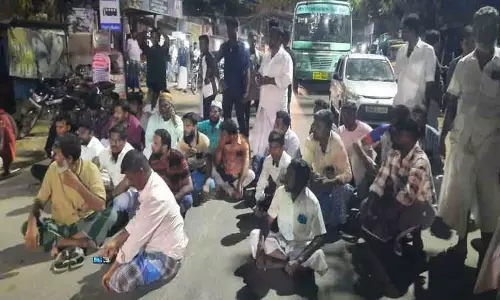 என்ஜினீயருக்கு அரிவாள் வெட்டு; பொதுமக்கள் சாலைமறியல்