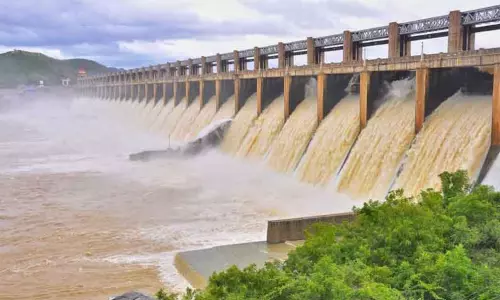 கர்நாடக அணைகளில் இருந்து உபரிநீர் திறப்பு மேட்டூர் அணைக்கு நீர்வரத்து அதிகரிப்பு கர்நாடக அணைகளில் இருந்து உபரிநீர் திறப்பு மேட்டூர் அணைக்கு நீர்வரத்து அதிகரிப்பு