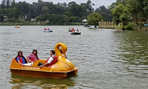 ஏற்காட்டில் குவிந்த சுற்றுலா பயணிகள்-படகு சவாரி செய்து உற்சாகம்