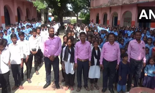 பீகாரில் ஆச்சரியம்; அரசு பள்ளியில் மாணவர்களுடன் சீருடையில் ஆசிரியர்கள் பீகாரில் ஆச்சரியம்; அரசு பள்ளியில் மாணவர்களுடன் சீருடையில் ஆசிரியர்கள்