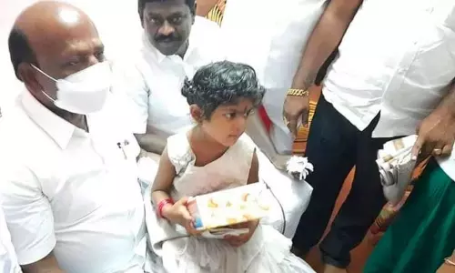 பிளீச்சிங் பவுடர் சாப்பிட்டு உடல் மெலிந்த சிறுமி குணமடைந்தார்- சிறுமியை வீட்டிற்கு சென்று கவனித்த சுகாதாரத்துறை அமைச்சர்