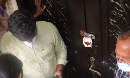 அதிமுக தலைமை அலுவலகத்திற்கு சீல் வைப்பு...! அதிமுக தலைமை அலுவலகத்திற்கு சீல் வைப்பு...!