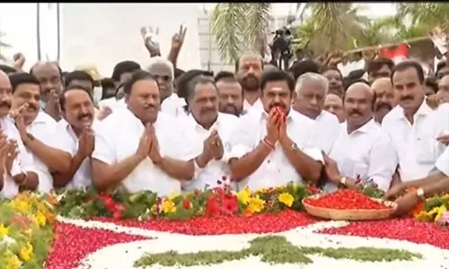 எம்.ஜி.ஆர், ஜெயலலிதா நினைவிடங்களில் எடப்பாடி பழனிசாமி மரியாதை