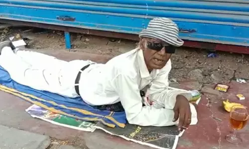 புதுவையில் பரபரப்பான மிஷன் வீதியில் படுத்தபடி மது அருந்திய டிப்-டாப் ஆசாமி