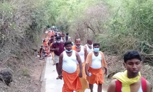 சதுரகிரியில் பிரதோஷத்தை முன்னிட்டு ஏராளமான பக்தர்கள் குவிந்தனர் சதுரகிரியில் பிரதோஷத்தை முன்னிட்டு ஏராளமான பக்தர்கள் குவிந்தனர்