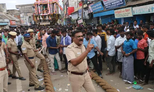 நெல்லையப்பர் கோவில் தேரோட்டம்: அடாவடி செய்தவர்களை தடியடி நடத்தி கலைத்த போலீசார்..! நெல்லையப்பர் கோவில் தேரோட்டம்: அடாவடி செய்தவர்களை தடியடி நடத்தி கலைத்த போலீசார்..!