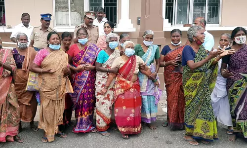 4 தலைமுறையாக குடியிருக்கும் இடத்தில் இருந்து காலி செய்வதை தடுக்க வேண்டும் கலெக்டரிடம் பெண்கள் கோரிக்கை 4 தலைமுறையாக குடியிருக்கும் இடத்தில் இருந்து காலி செய்வதை தடுக்க வேண்டும் கலெக்டரிடம் பெண்கள் கோரிக்கை