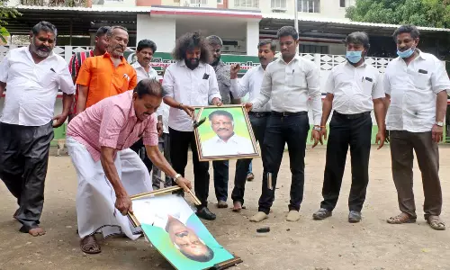 கோவை அ.தி.மு.க. அலுவலகத்தில் ஓ.பன்னீர் செல்வம் படம் நீக்கம்