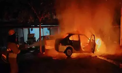 நசரத்பேட்டை மற்றும் நெற்குன்றம் பகுதியில் 2 கார்கள் தீப்பிடித்து எரிந்ததால் பரபரப்பு நசரத்பேட்டை மற்றும் நெற்குன்றம் பகுதியில் 2 கார்கள் தீப்பிடித்து எரிந்ததால் பரபரப்பு