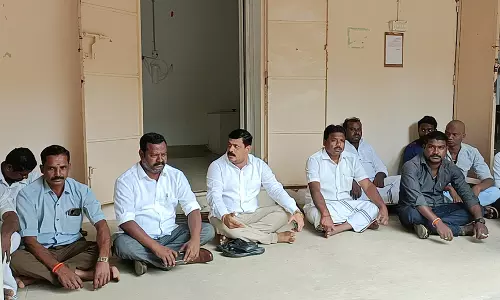 பொதுப்பணித்துறை அலுவலகம் முன்பு வியாபாரிகள் தர்ணா பொதுப்பணித்துறை அலுவலகம் முன்பு வியாபாரிகள் தர்ணா