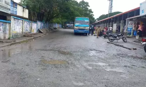 பஸ் நிலையத்தில் ஆபத்தான குழி சீரமைப்பு