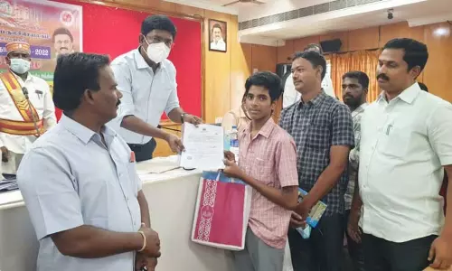 குறைகேட்பு கூட்டத்தில் மனு அளித்த சிறிது நேரத்திலேயே மாணவருக்கு சான்றிதழ்கள் வழங்கிய கலெக்டர்