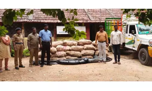 சங்கராபுரம் அருகே  சரக்கு வாகனத்தில் கடத்திய சாராயம், வெல்லம் பறிமுதல்  தப்பி ஓடிய 2 பேருக்கு வலைவீச்சு