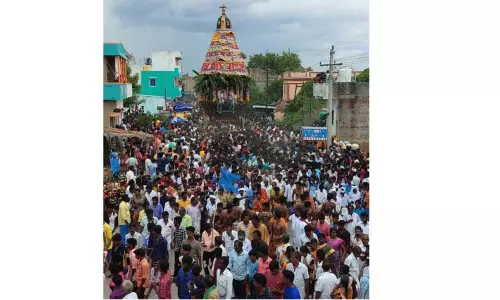 2 ஆண்டுகளுக்கு பிறகு நடந்த  ரிஷிவந்தியம் அர்த்தநாரீஸ்வரர் கோவில் தேரோட்டம்  திரளான பக்தர்கள் வடம் பிடித்து இழுத்தனர்