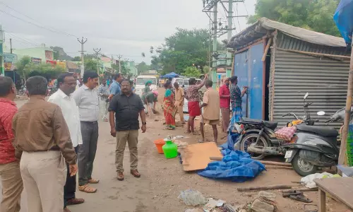திருச்செங்கோட்டில் 32 நீர்நிலை ஆக்கிரமிப்பு கடைகள் அகற்றம் நகராட்சி அதிகாரிகள் நடவடிக்கை திருச்செங்கோட்டில் 32 நீர்நிலை ஆக்கிரமிப்பு கடைகள் அகற்றம் நகராட்சி அதிகாரிகள் நடவடிக்கை