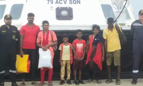 நடுக்கடலில் மணல் திட்டில் தவித்த 6 பேர் நடுக்கடலில் மணல் திட்டில் தவித்த 6 பேர்