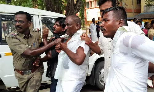 கலெக்டர் அலுவலகத்தில் 3 பேர் தீக்குளிக்க முயற்சி