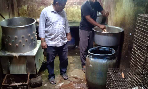 ஆரணியில் அசைவ ஓட்டல்கள், இறைச்சி கடைகளில் சுகாதார ஆய்வாளர் திடீர் ஆய்வு ஆரணியில் அசைவ ஓட்டல்கள், இறைச்சி கடைகளில் சுகாதார ஆய்வாளர் திடீர் ஆய்வு