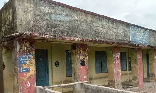 சேதமடைந்த பள்ளி கட்டிடத்தை இடிக்க வேண்டும்