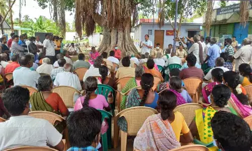 விமான நிலைய விரிவாக்க பணிக்கு எதிர்ப்பு: 4 கிராம மக்கள் போராட்டம் அதிகாரிகள் பேச்சுவார்த்தை விமான நிலைய விரிவாக்க பணிக்கு எதிர்ப்பு: 4 கிராம மக்கள் போராட்டம் அதிகாரிகள் பேச்சுவார்த்தை