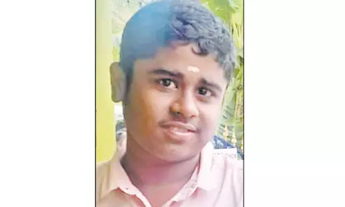 பள்ளிக்கு சைக்கிளில் சென்றபோது லாரி மோதி பிளஸ்-1 மாணவர் பலி பள்ளிக்கு சைக்கிளில் சென்றபோது லாரி மோதி பிளஸ்-1 மாணவர் பலி