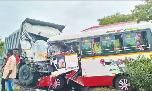 மேல்மருவத்தூர் அருகே வேன் மீது லாரி மோதல்: அ.தி.மு.க. பொதுக்குழு கூட்டத்துக்கு வந்த 2 பேர் பலி