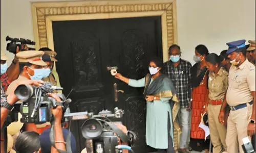 அ.தி.மு.க. தலைமை அலுவலகம் பூட்டி சீல் வைப்பு வருவாய்த்துறை நடவடிக்கை